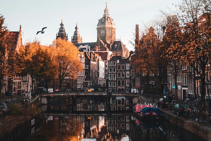 Sonbaharda Amsterdam'da bir kanal ve kanal evleri