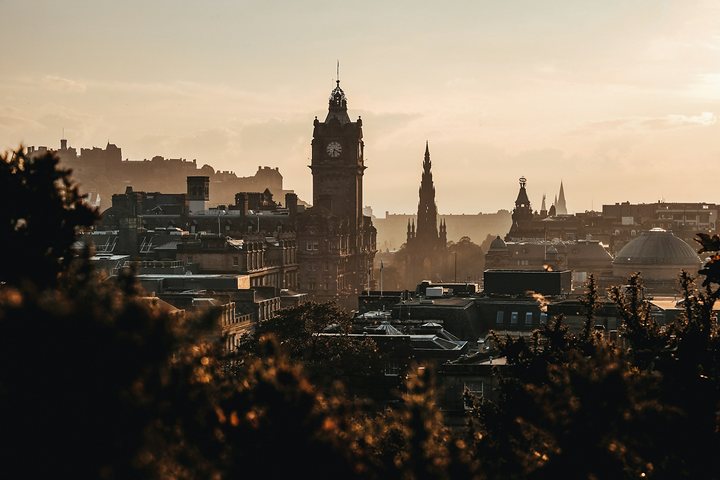 Gün batımında Edinburgh silueti ve saat kulesi